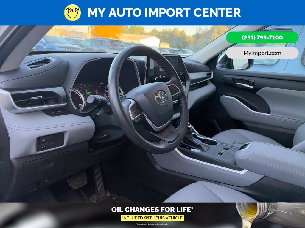 Used 2023 Toyota Highlander XLE AWD/4WD image 8