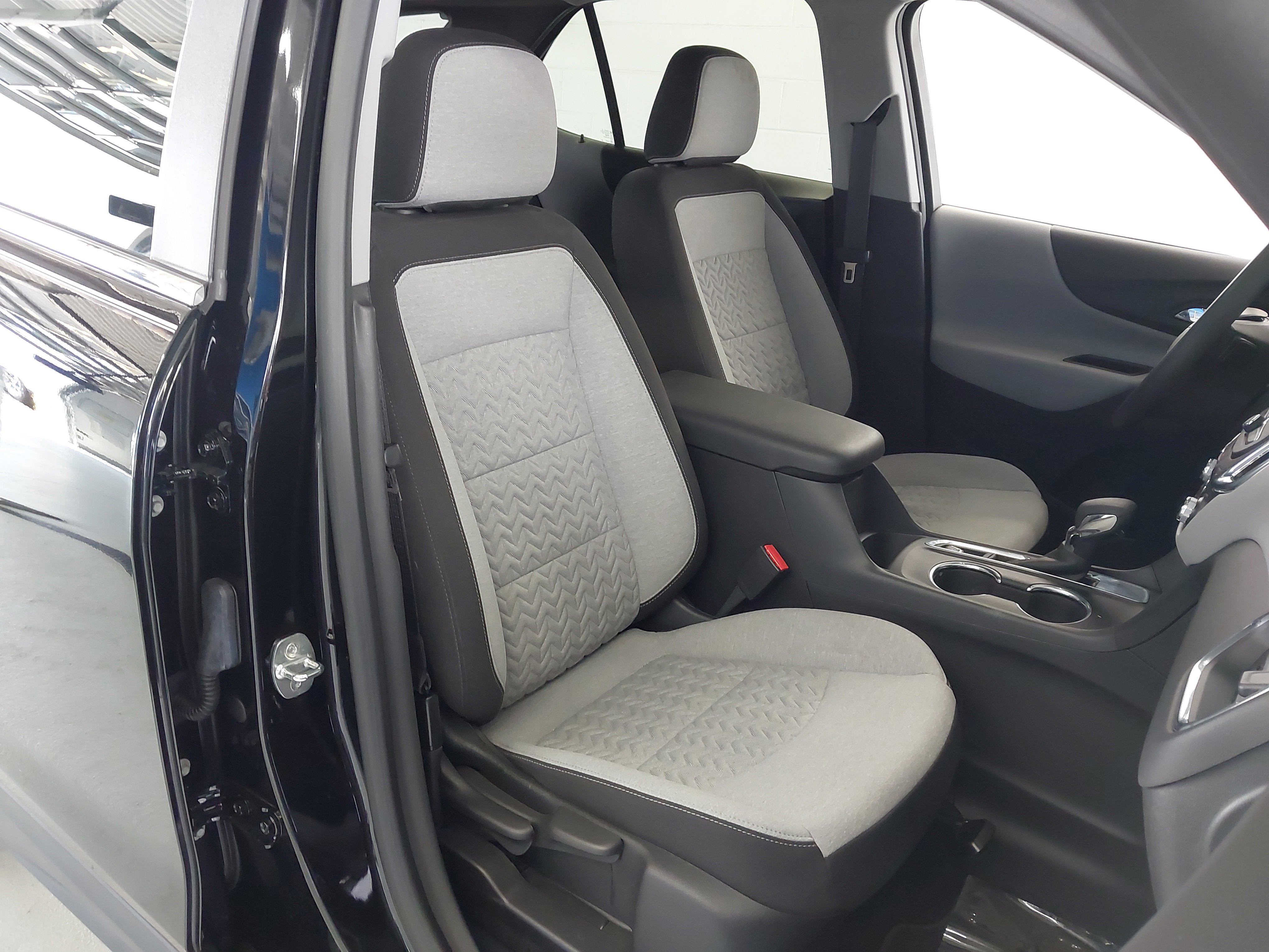 Used 2023 Chevrolet Equinox LT FWD image 28