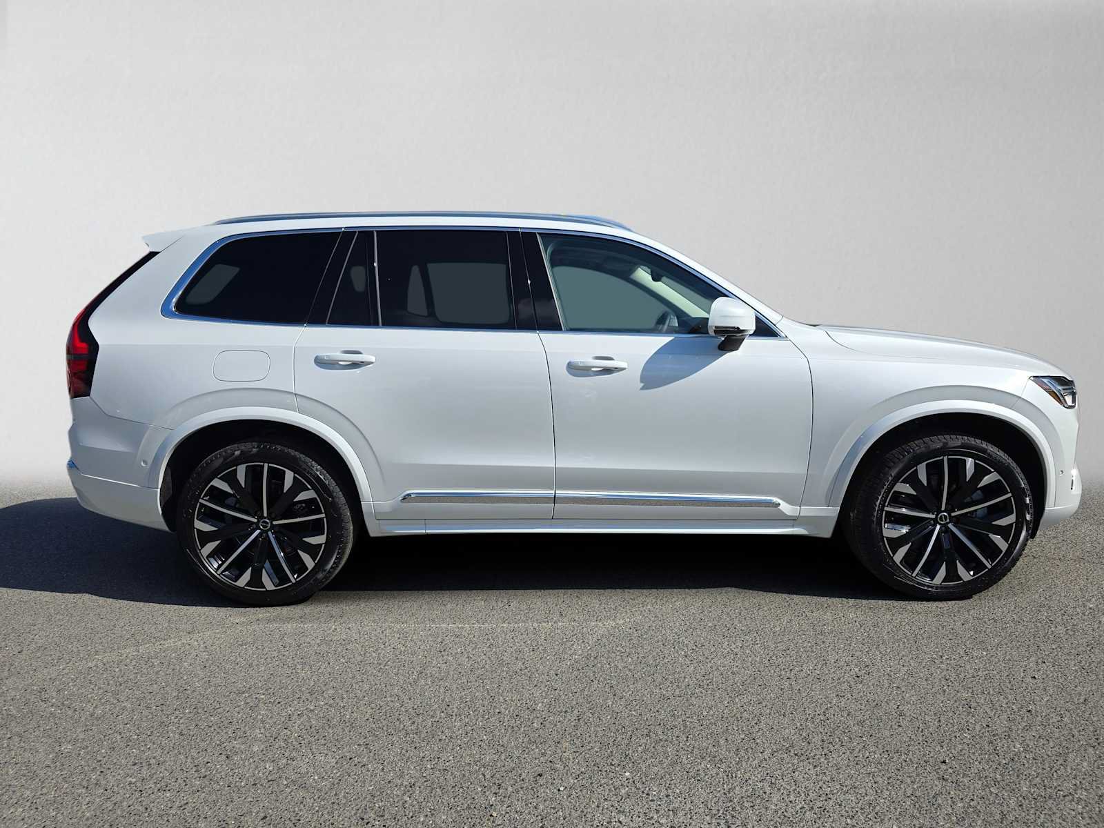 Used 2025 Volvo XC90 T8 Plus w/ Protection Package Premier AWD/4WD image 2