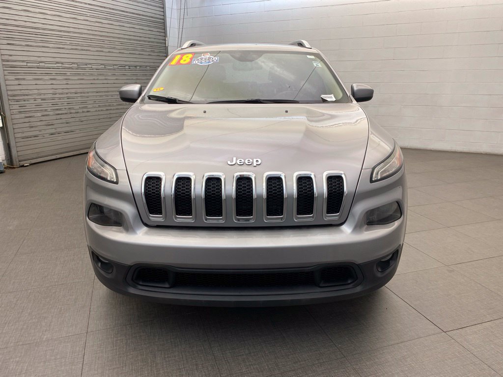 Used 2018 Jeep Cherokee Latitude Plus w/ Trailer Tow Group AWD/4WD image 3