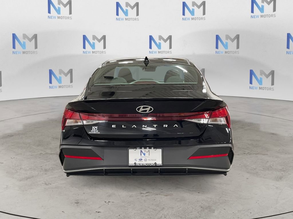 Used 2025 Hyundai Elantra Sport FWD image 4