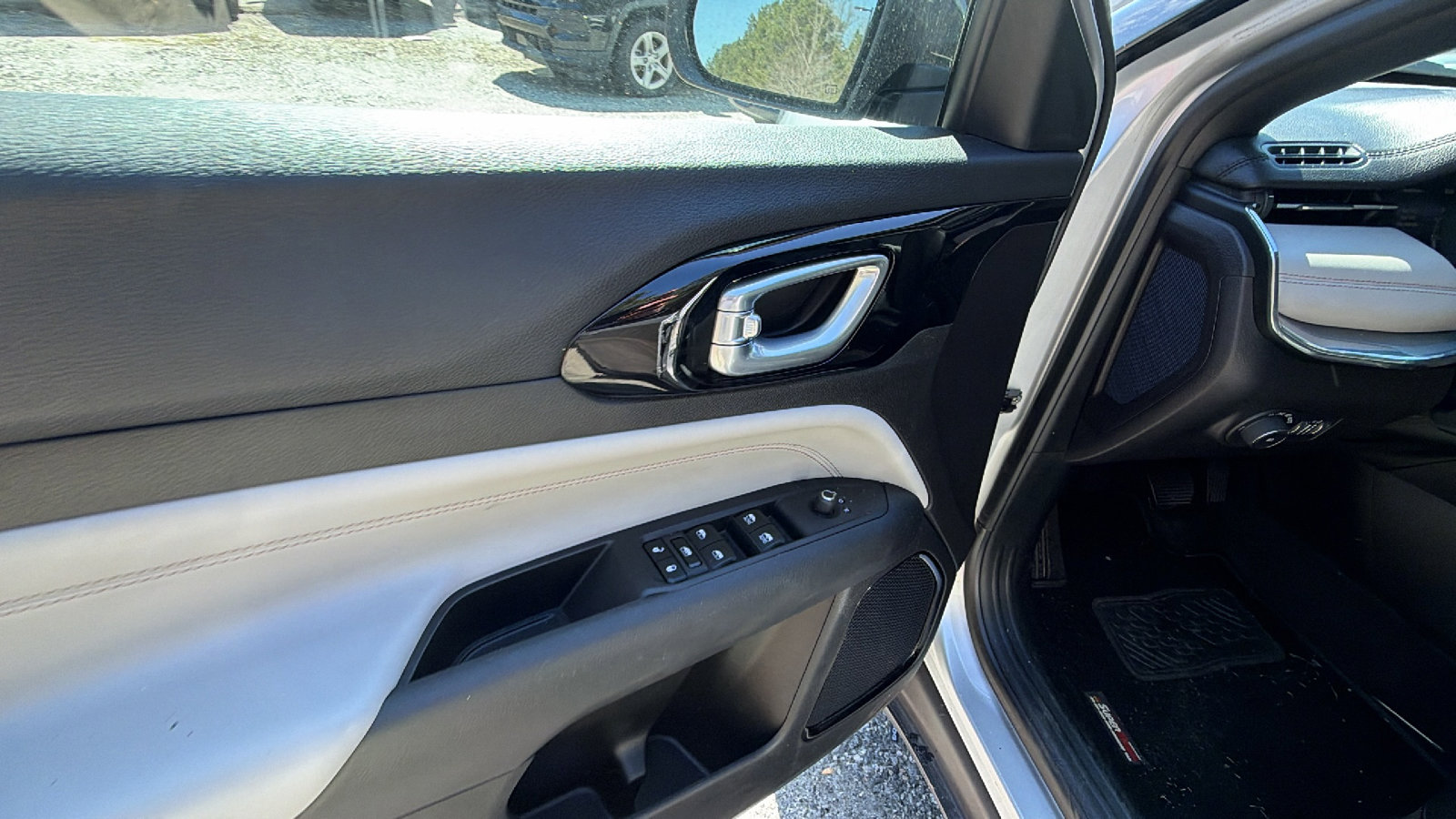 Used 2024 Jeep Compass Limited image 15