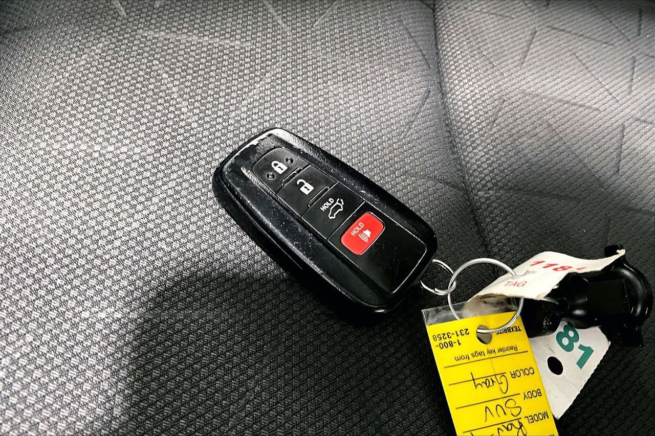 Used 2021 Toyota RAV4 XLE w/ Convenience Package image 11