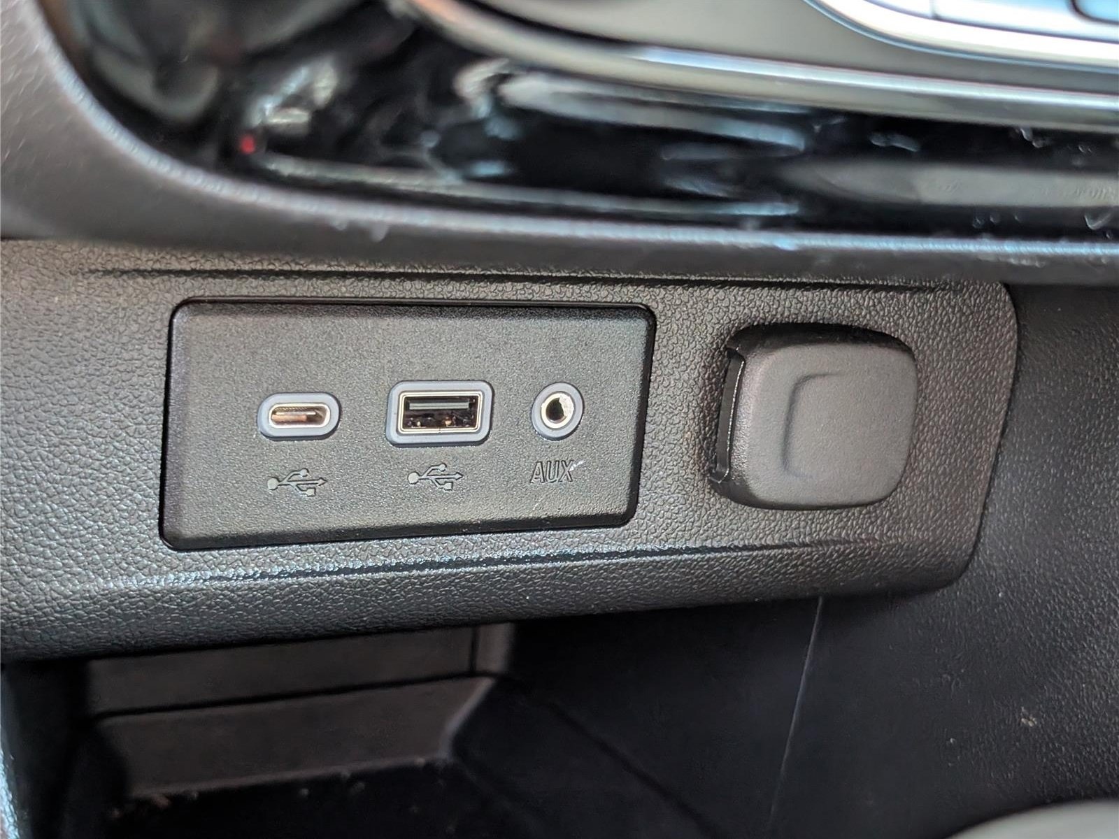 Used 2023 Buick Encore GX Select w/ Sport Touring Package AWD/4WD image 26