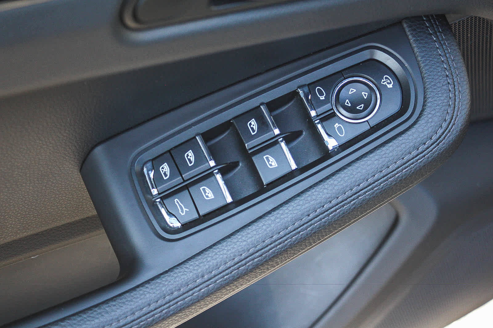 Used 2024 Porsche Macan S AWD/4WD image 17