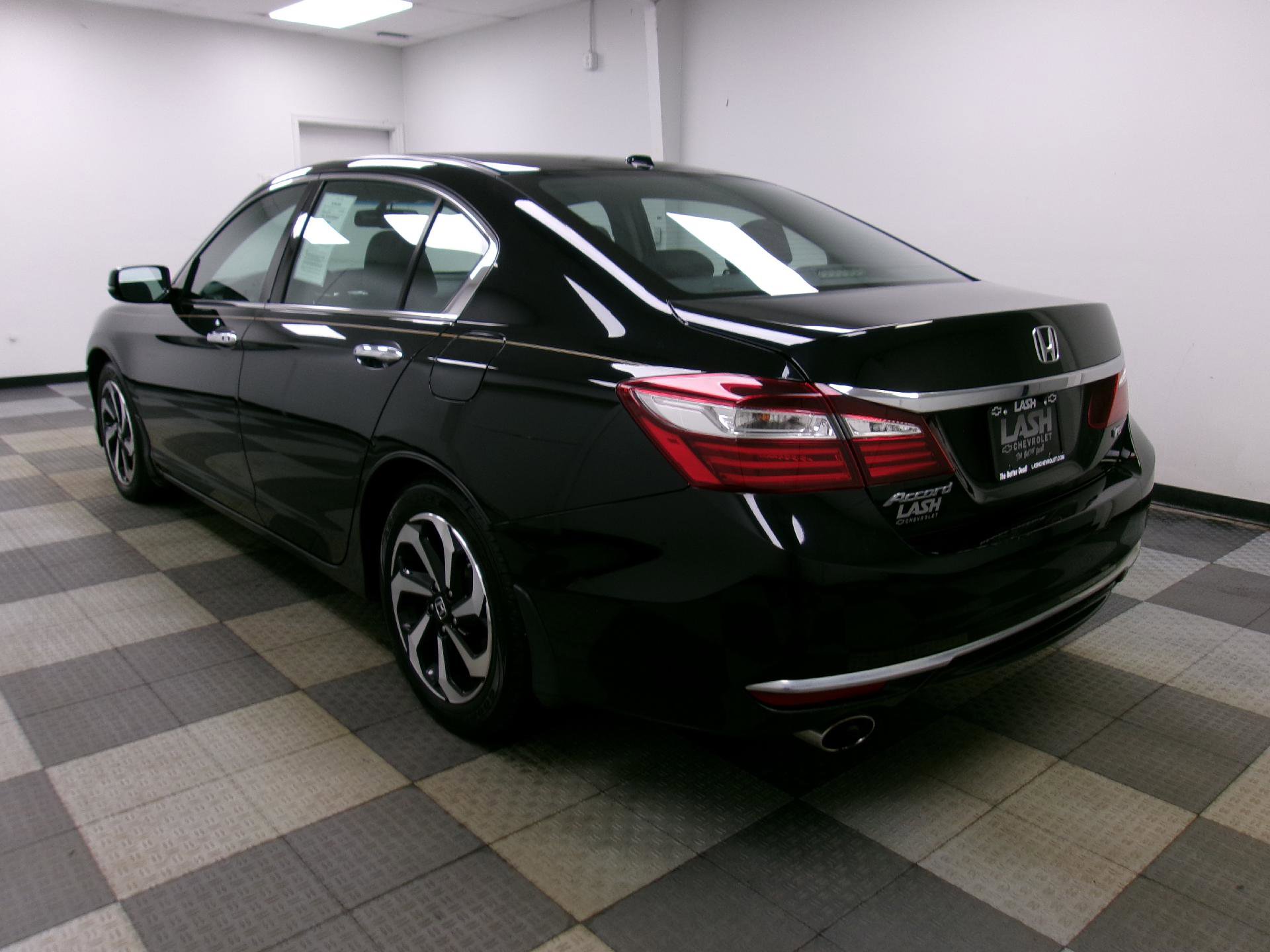 Used 2017 Honda Accord EX-L image 2