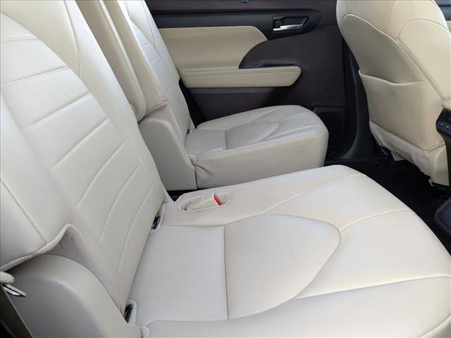Used 2020 Toyota Highlander XLE image 19
