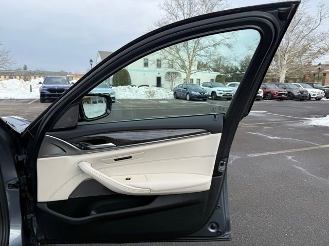 Used 2022 BMW 540i xDrive w/ Premium Package image 29