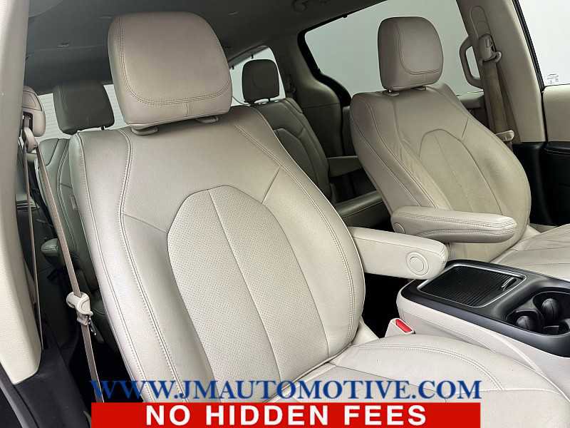 Used 2021 Chrysler Pacifica Touring-L image 23
