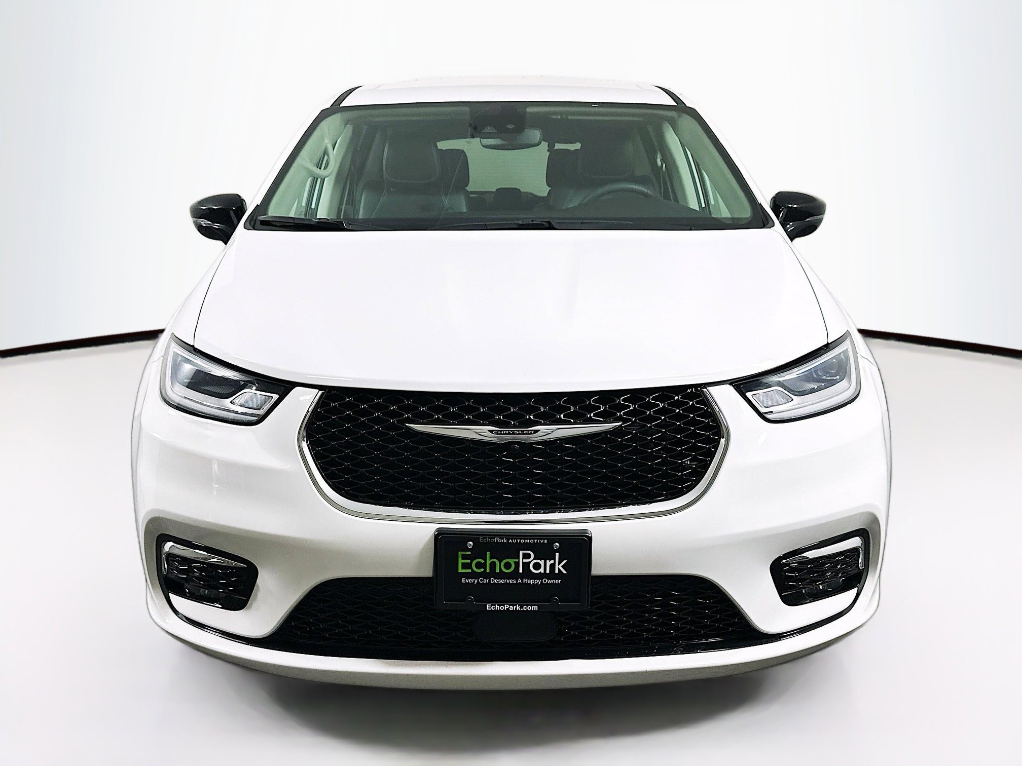 Used 2024 Chrysler Pacifica Touring-L image 2