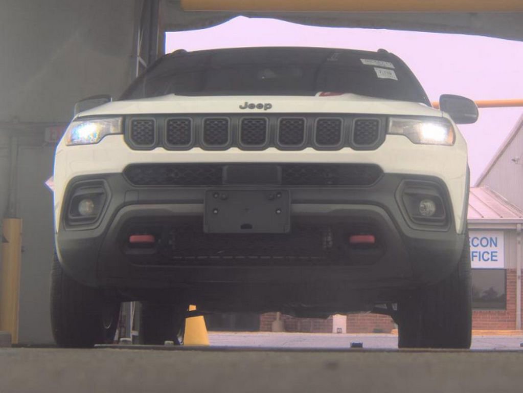 Used 2023 Jeep Compass Trailhawk AWD/4WD image 3
