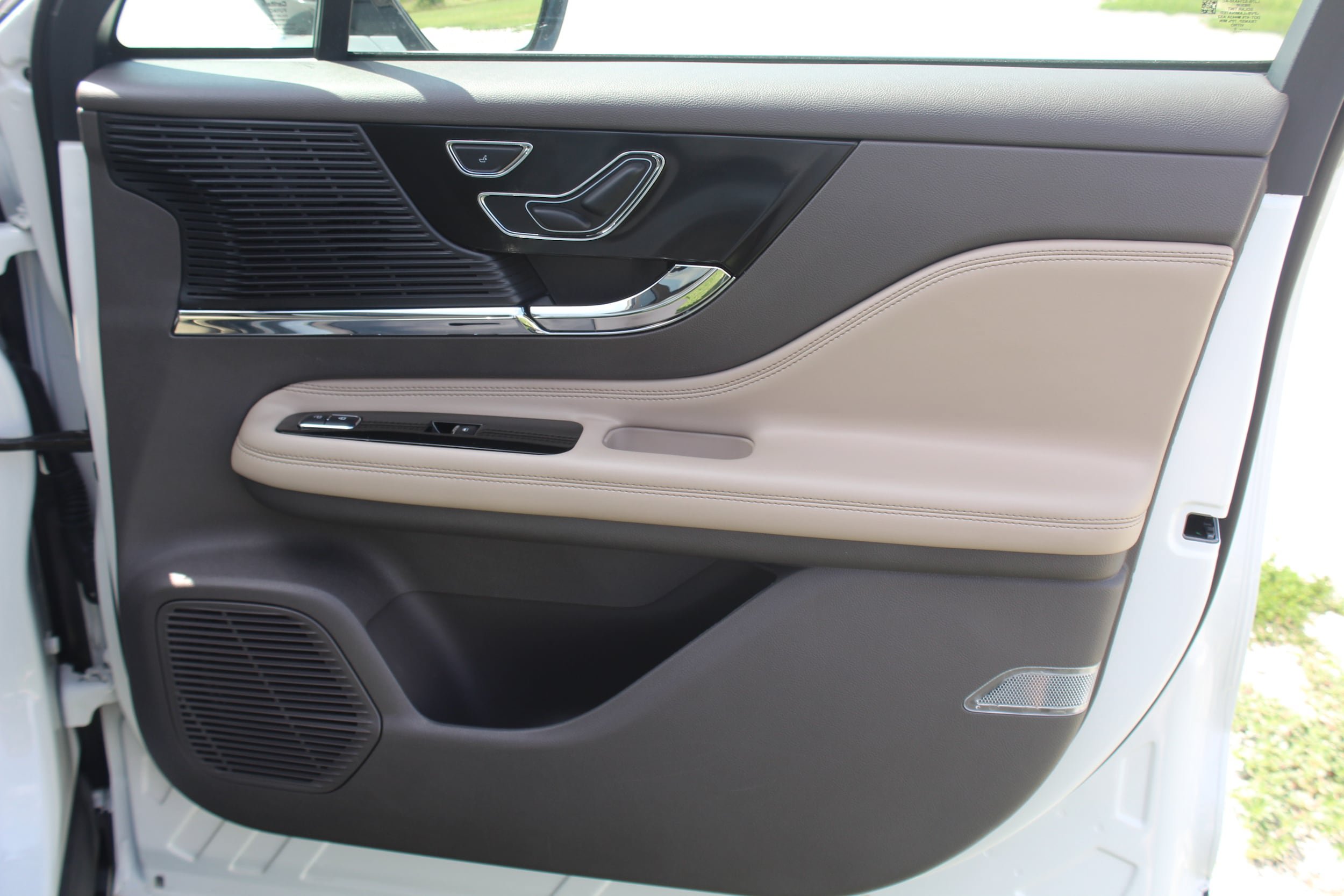 Used 2022 Lincoln Corsair AWD w/ Premium Package image 24