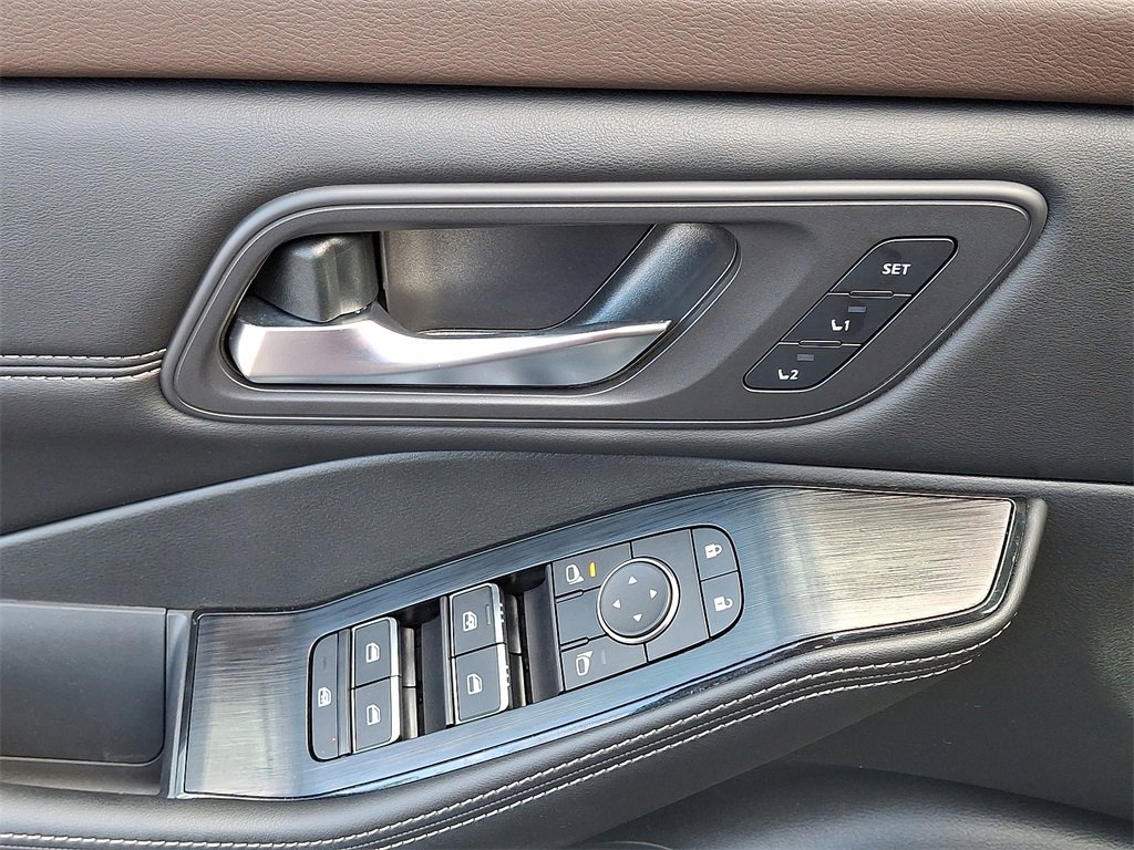 Used 2023 Nissan Rogue SL w/ SL Premium Package image 2