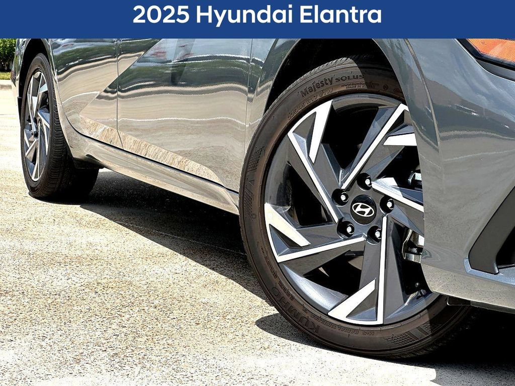 Used 2025 Hyundai Elantra Sport FWD image 2