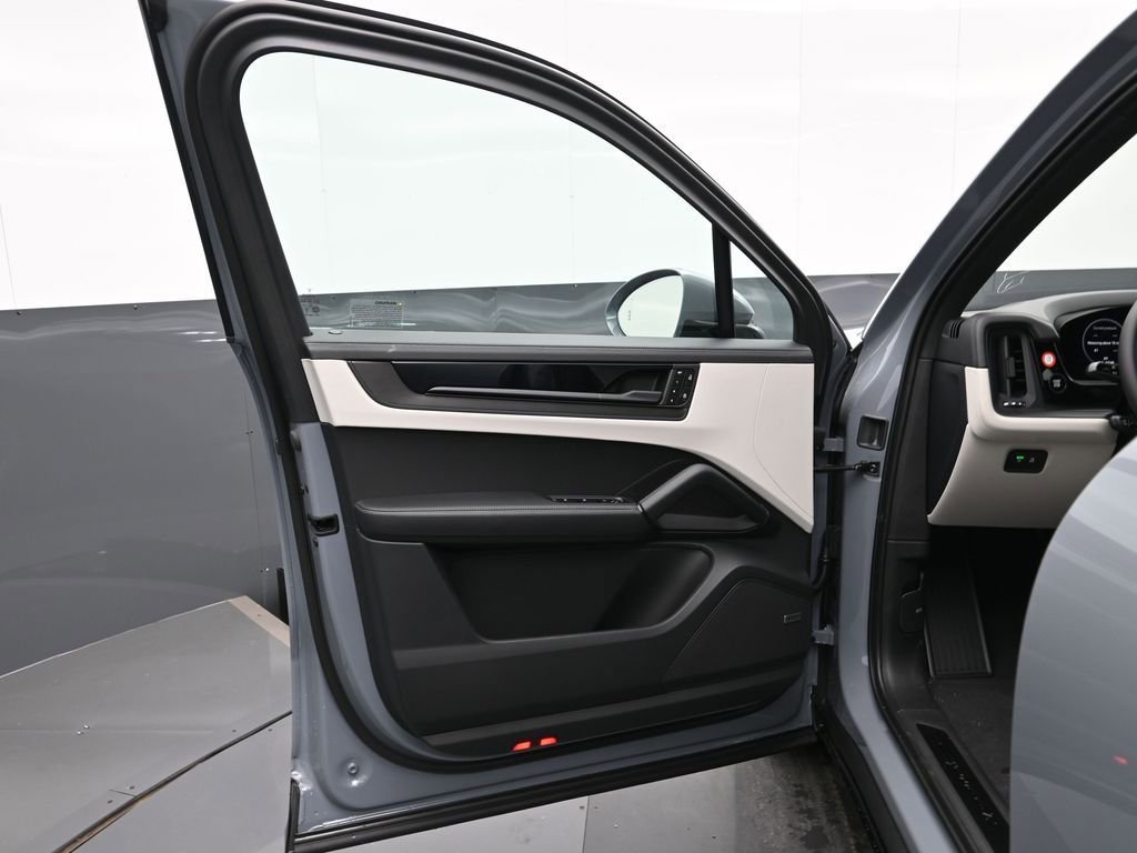 New 2026 Porsche Cayenne GTS image 8