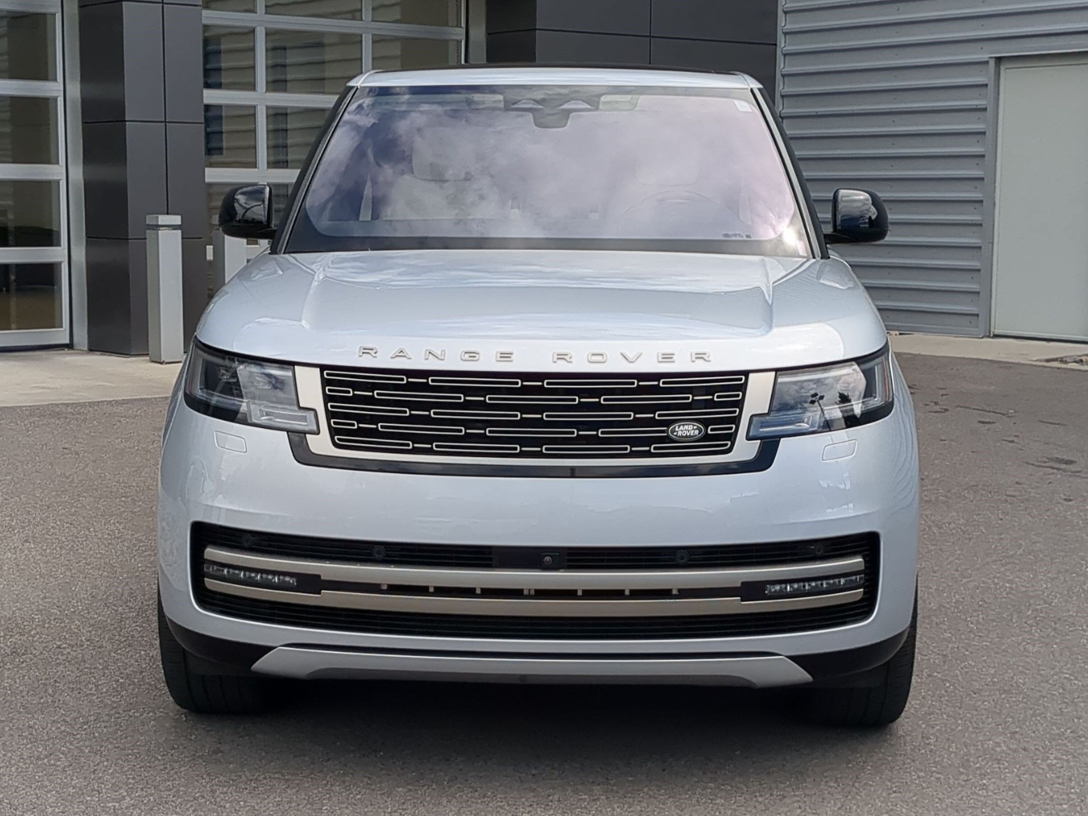 Used 2023 Land Rover Range Rover SE AWD/4WD image 2