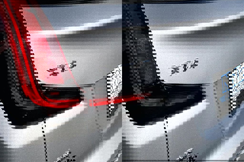 Used 2022 Cadillac XT4 Premium Luxury w/ Enhanced Visibility Package image 8