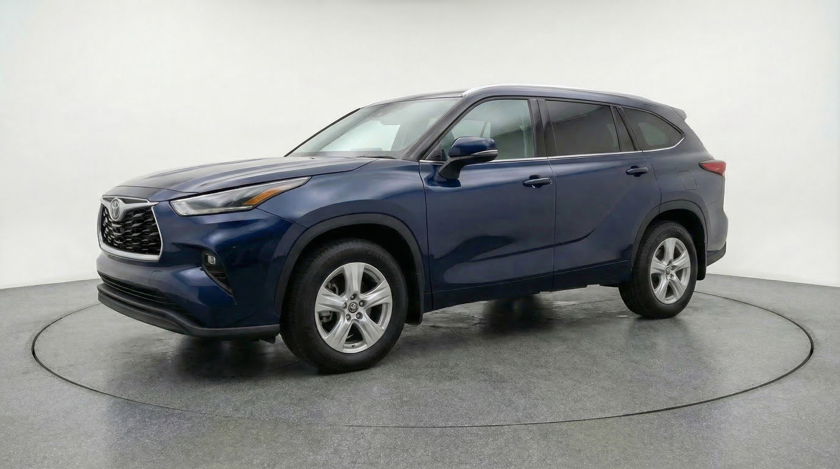 Used 2025 Toyota Highlander LE image 3