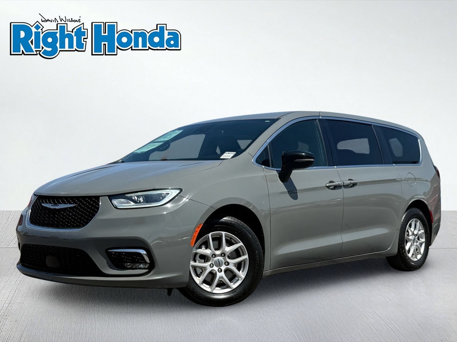 Used 2025 Chrysler Pacifica Select FWD image 2