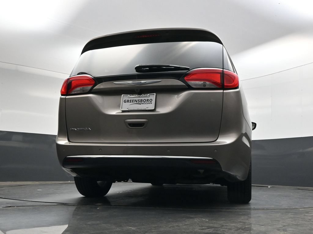 Used 2017 Chrysler Pacifica Touring-L w/ Tire & Wheel Group FWD image 36