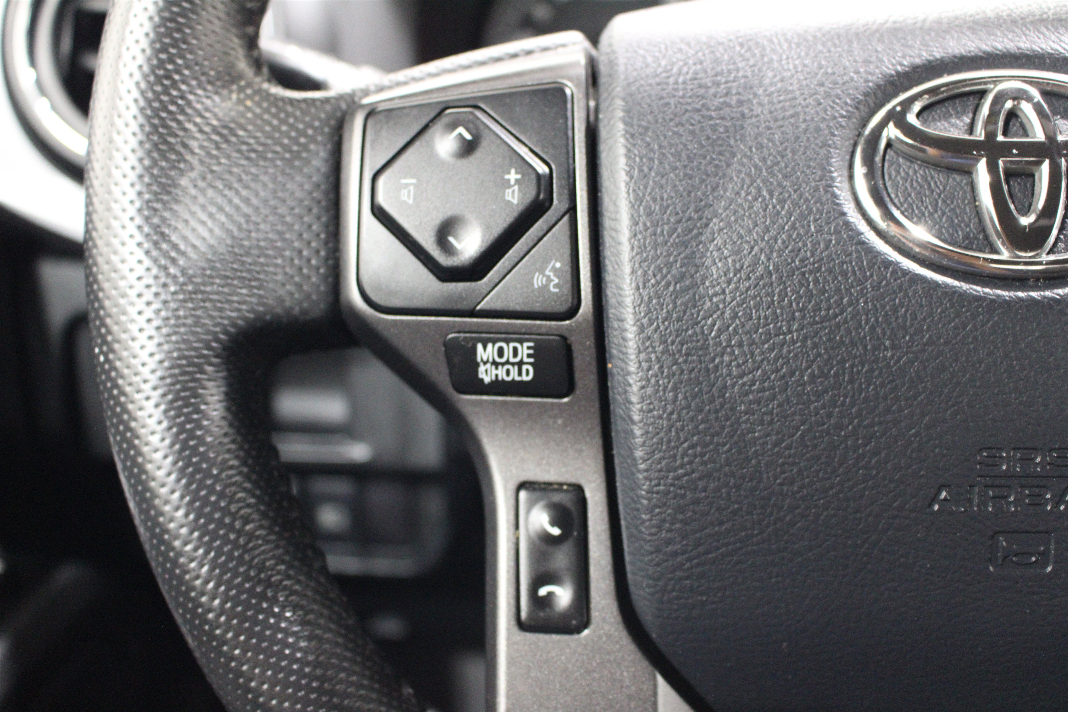 Used 2018 Toyota Tacoma TRD Off-Road w/ Technology Package AWD/4WD image 11