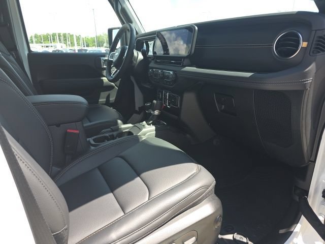 Used 2026 Jeep Wrangler Unlimited Sahara AWD/4WD image 10
