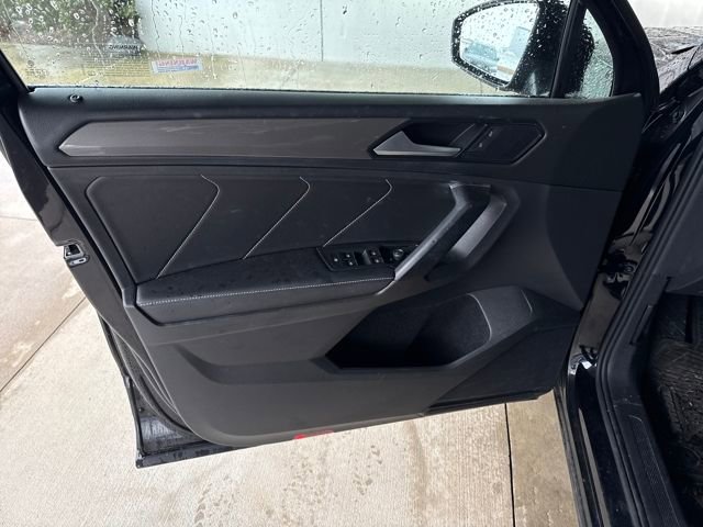 Used 2023 Volkswagen Tiguan SE w/ Panoramic Sunroof Package image 22