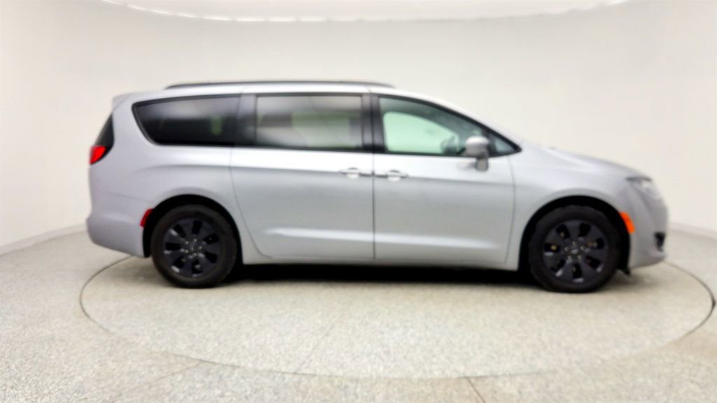 Used 2020 Chrysler Pacifica Touring-L w/ S Appearance Package image 4