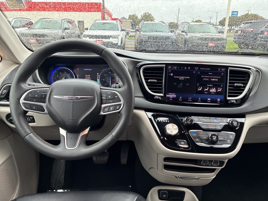 Used 2024 Chrysler Pacifica Touring-L FWD image 14