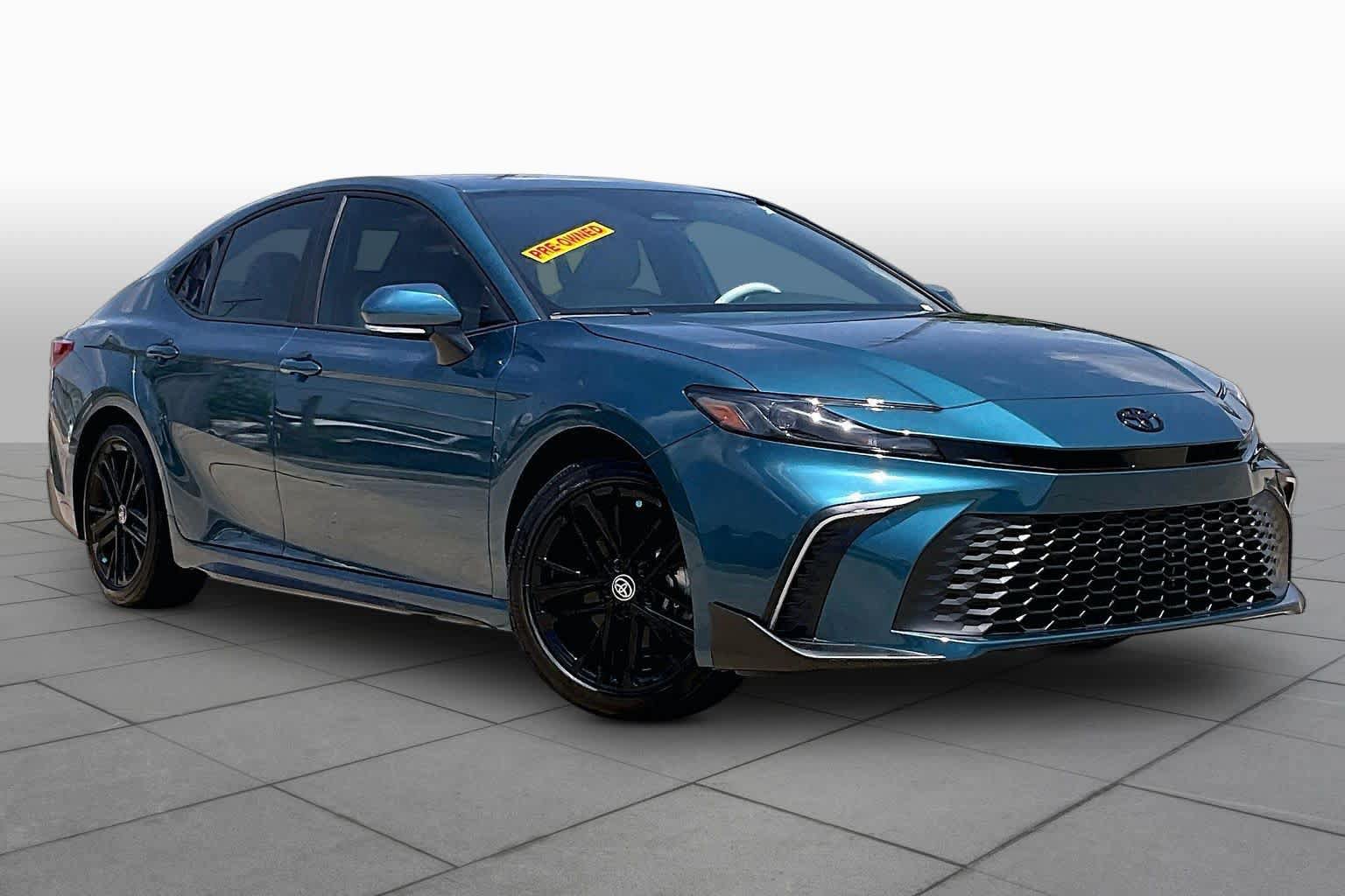 Used 2025 Toyota Camry SE FWD image 3