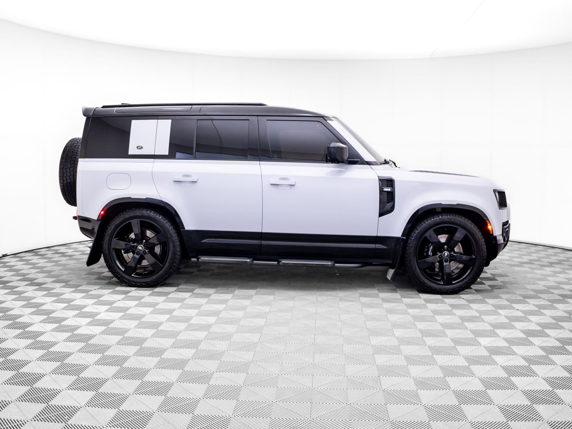 Used 2023 Land Rover Defender 110 V8 AWD/4WD image 7
