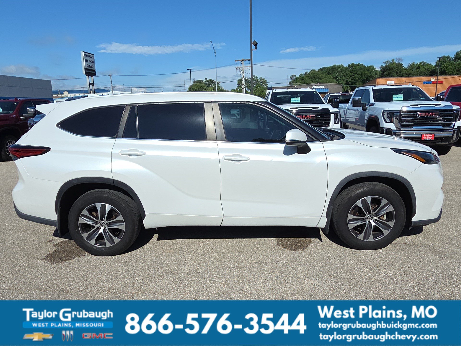 Used 2023 Toyota Highlander XLE AWD/4WD image 9