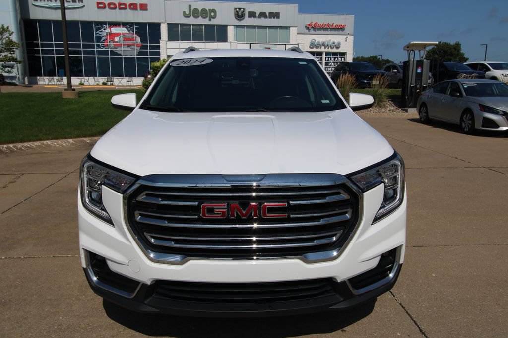 Used 2024 GMC Terrain SLT AWD/4WD image 2