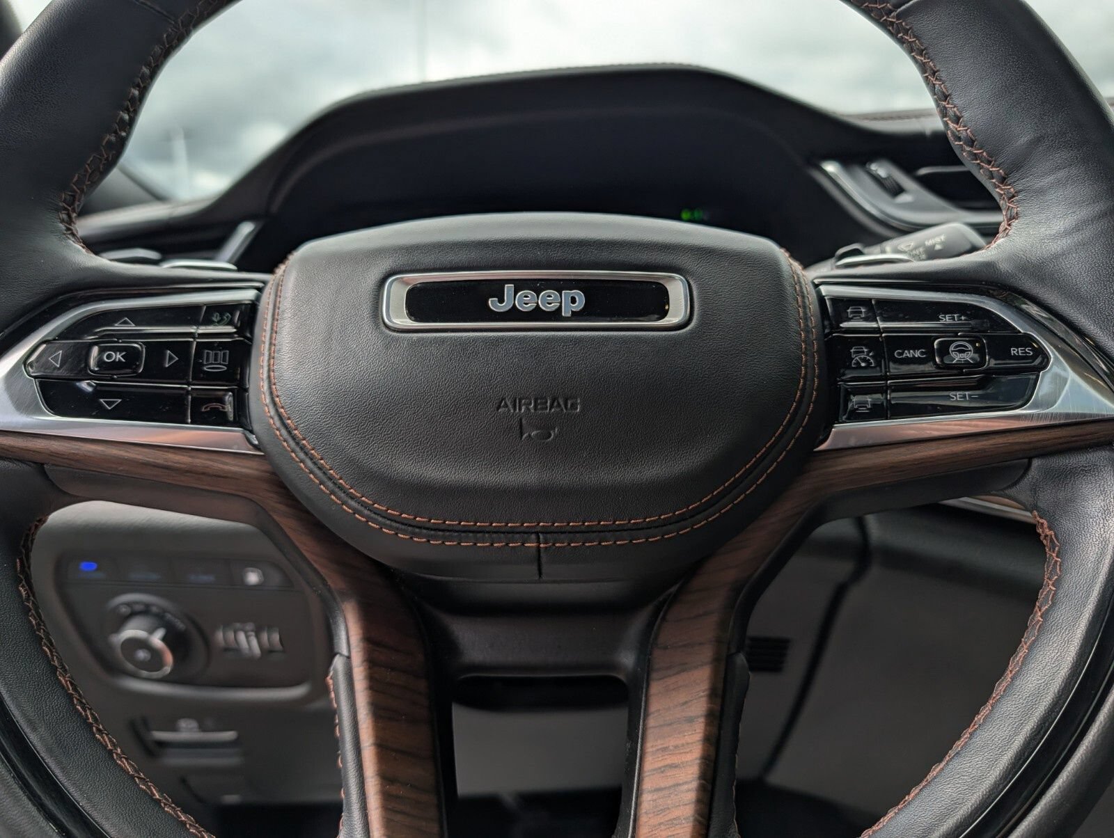 Used 2022 Jeep Grand Cherokee Summit AWD/4WD image 37