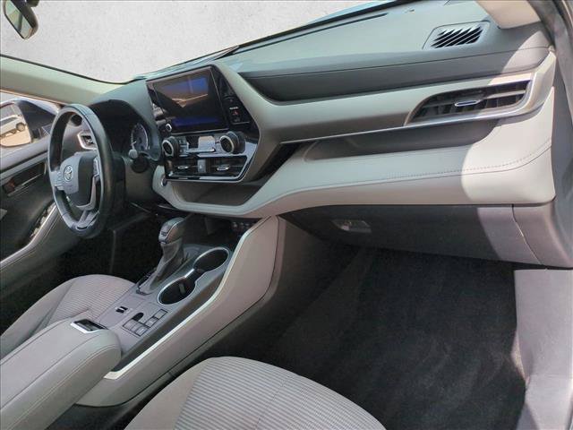 Used 2024 Toyota Highlander LE FWD image 21