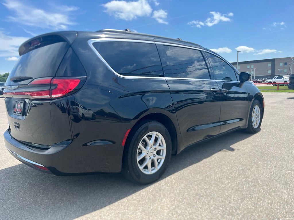 Used 2022 Chrysler Pacifica Touring-L FWD image 4