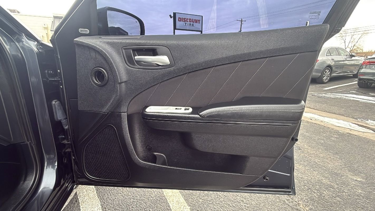 Used 2019 Dodge Charger SXT w/ Blacktop Package image 17