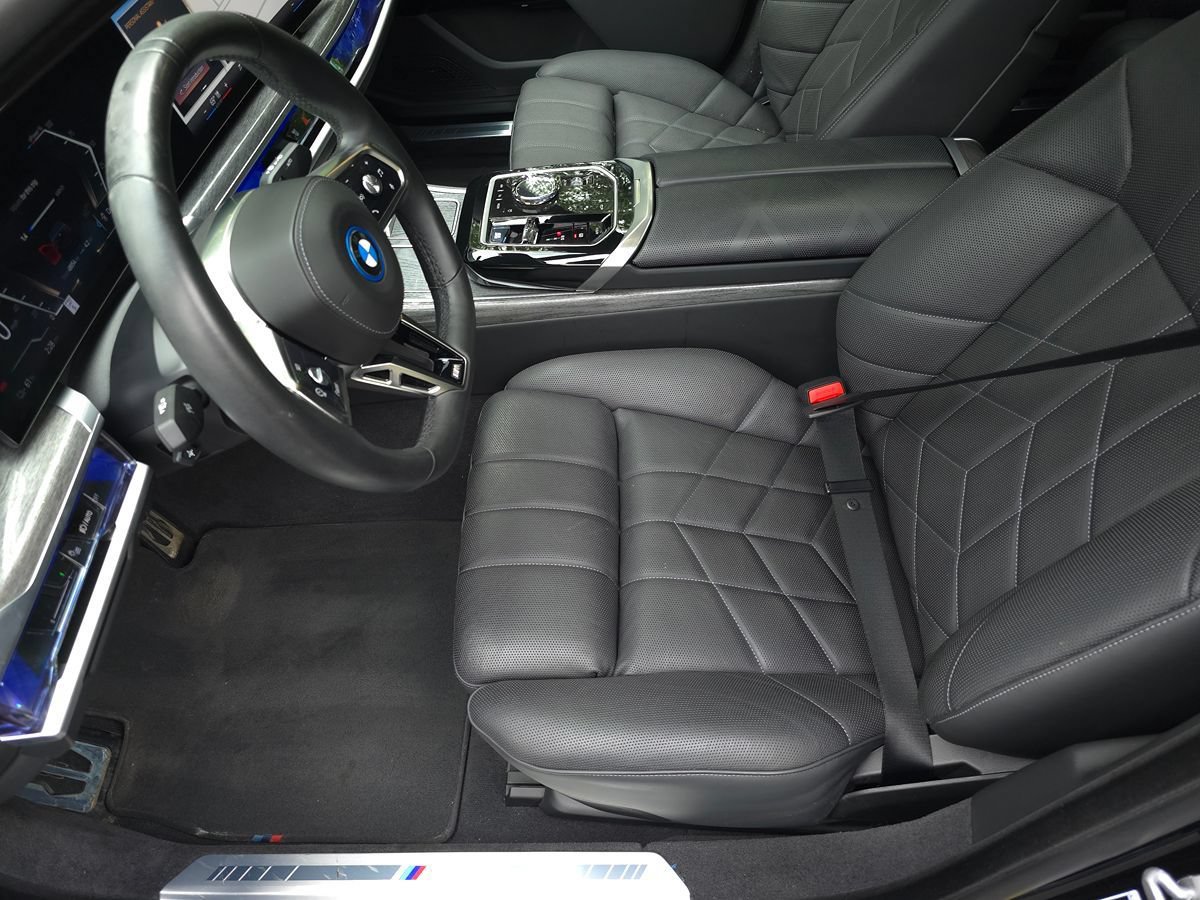 Used 2023 BMW i7 xDrive60 w/ Parking Assistance Package AWD/4WD image 12
