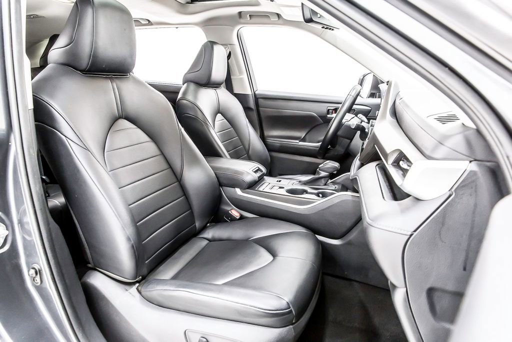 Used 2020 Toyota Highlander XLE FWD image 31