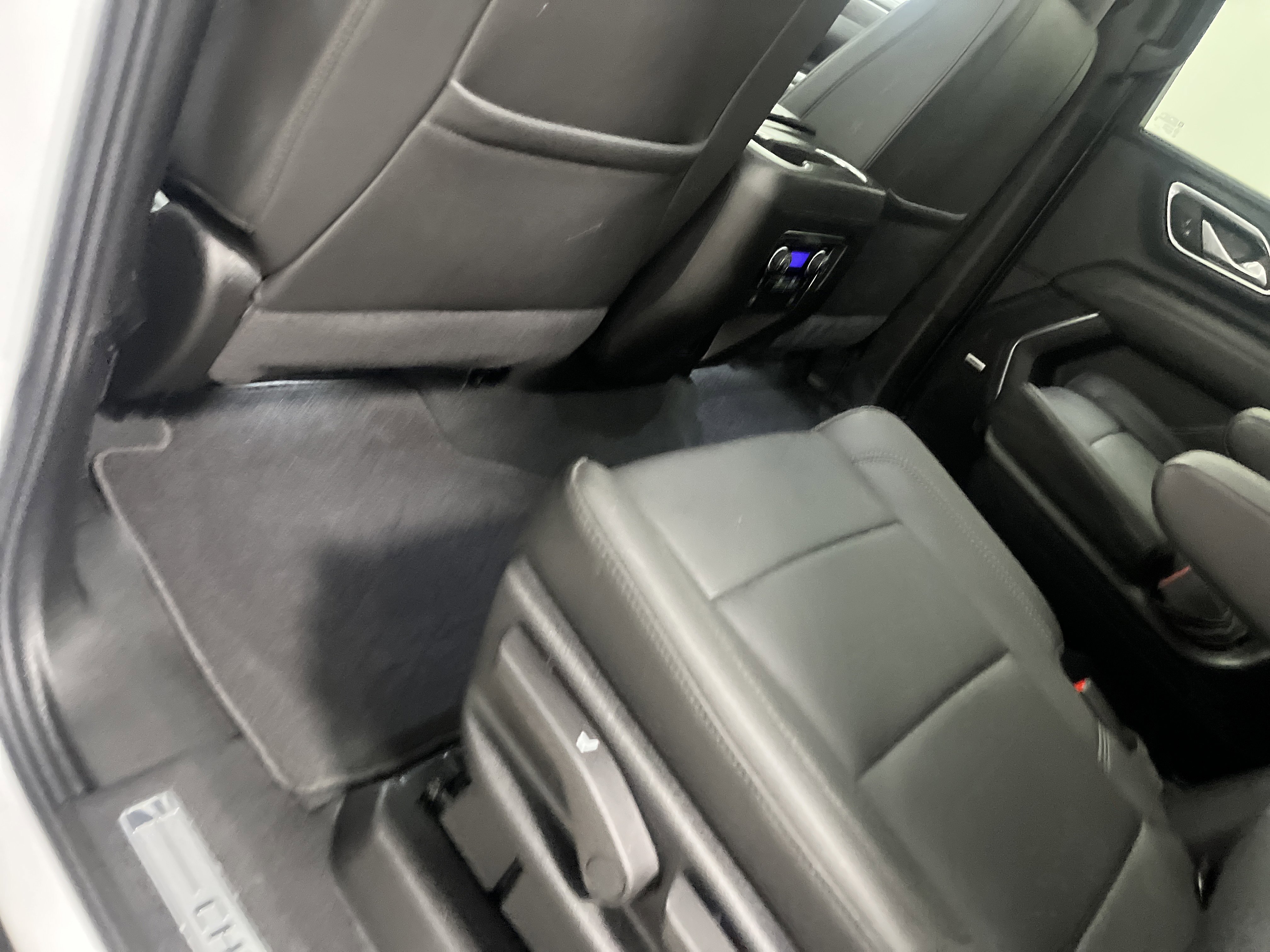 Used 2024 Chevrolet Suburban Z71 w/ Luxury Package image 17