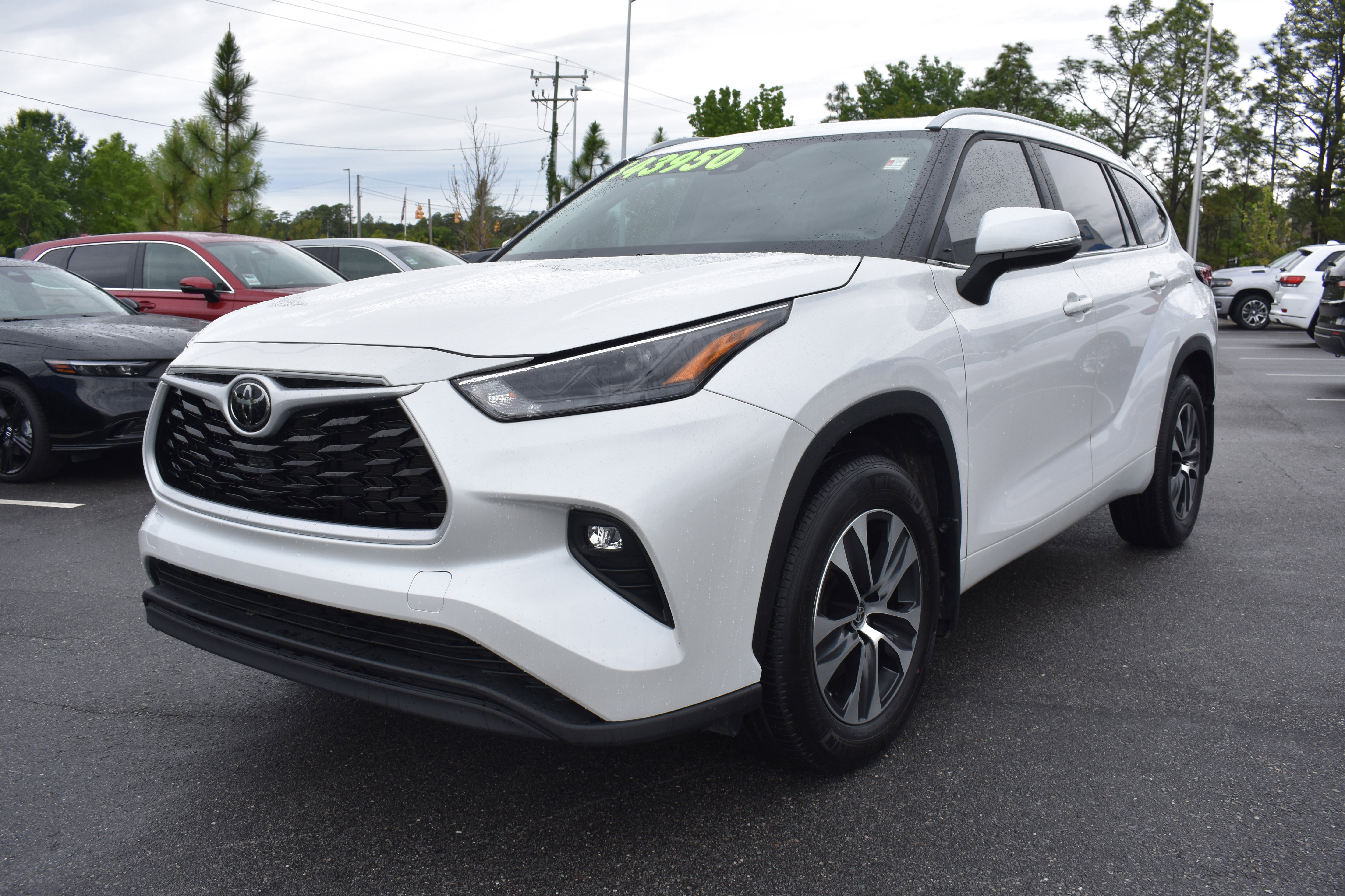 Used 2025 Toyota Highlander XLE FWD image 4