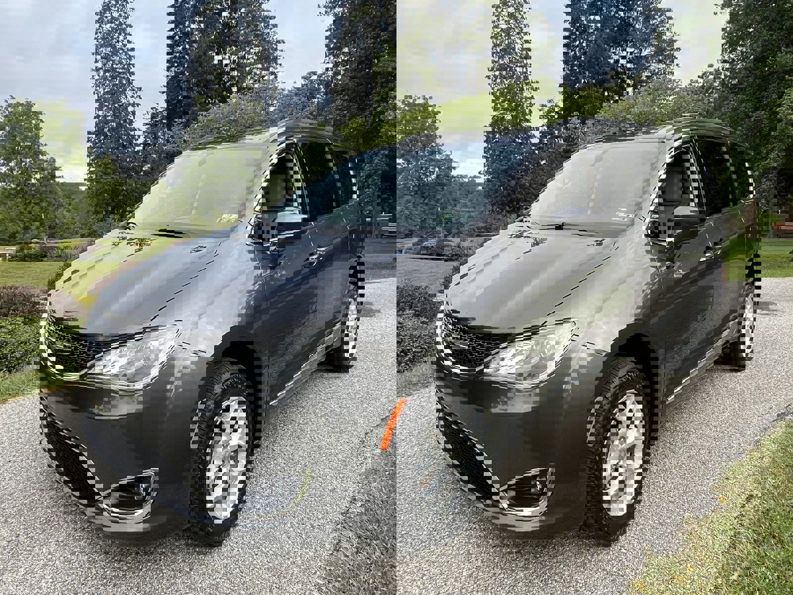 Used 2017 Chrysler Pacifica Touring-L w/ Tire & Wheel Group image 4