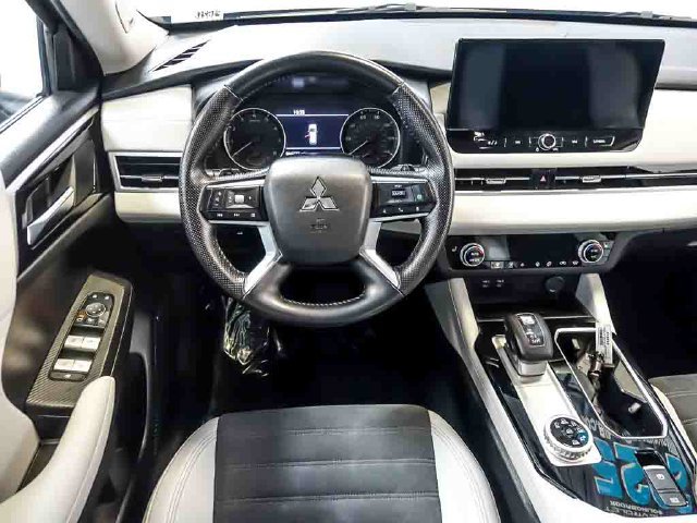 Used 2025 Mitsubishi Outlander SE AWD/4WD image 16