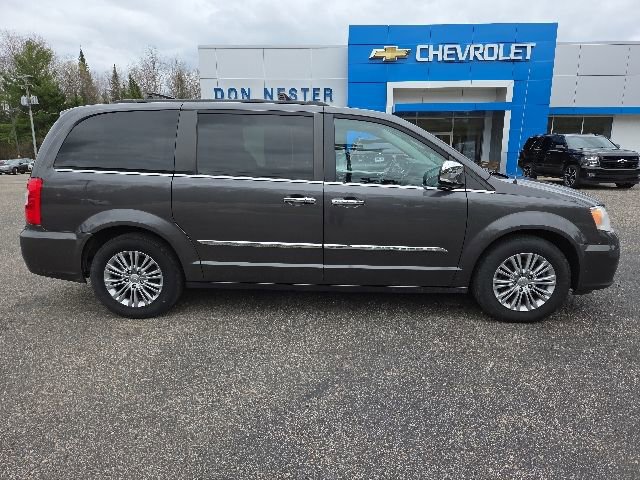 Used 2016 Chrysler Town & Country Touring-L FWD image 8