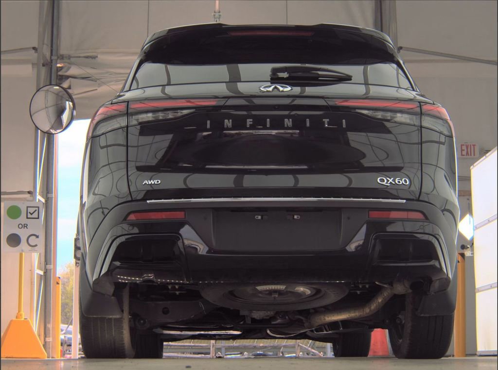 Used 2023 INFINITI QX60 Luxe w/ Performance Audio Package image 3