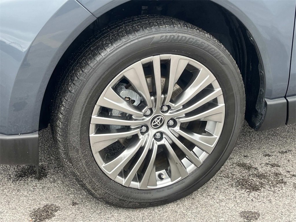 Used 2022 Toyota Venza XLE image 9