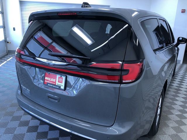 Used 2025 Chrysler Pacifica Select FWD image 32