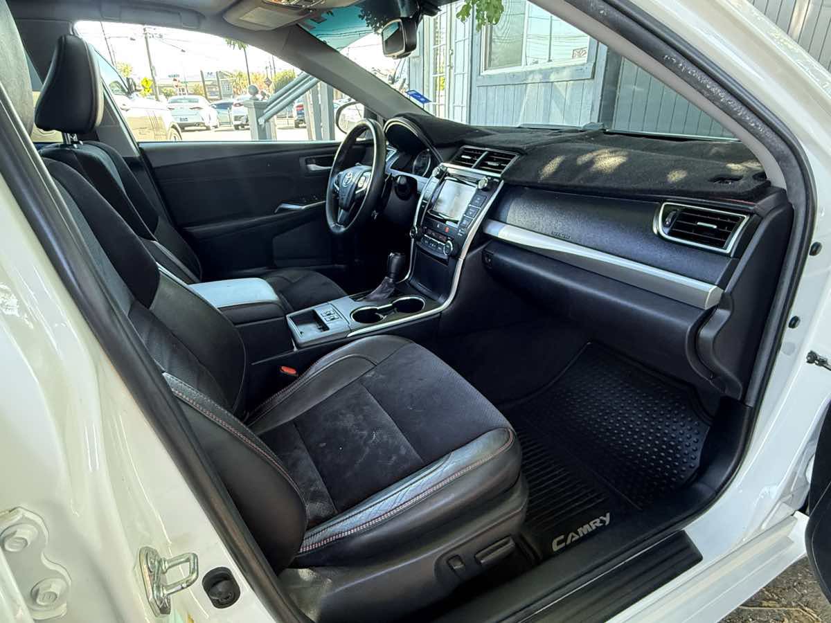 Used 2015 Toyota Camry XSE w/ Moonroof Package image 11