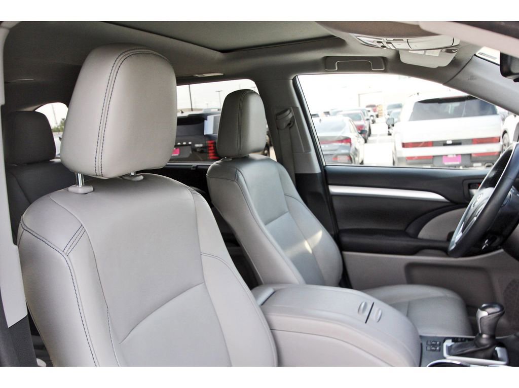 Used 2016 Toyota Highlander XLE FWD image 31