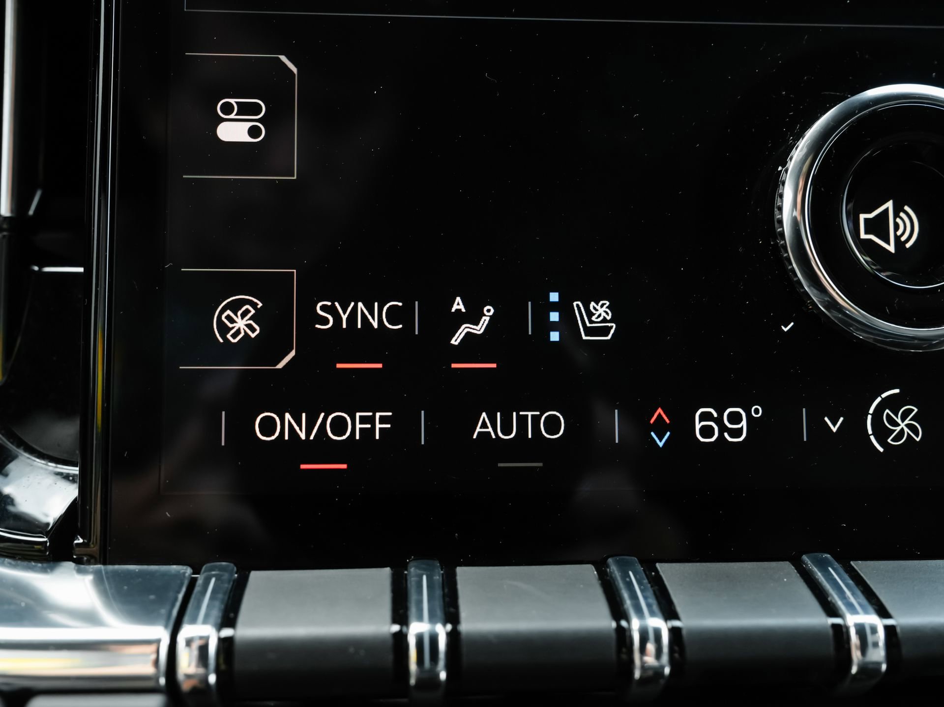 Used 2025 GMC Yukon Denali RWD image 16